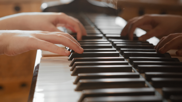 ピアノを弾く手