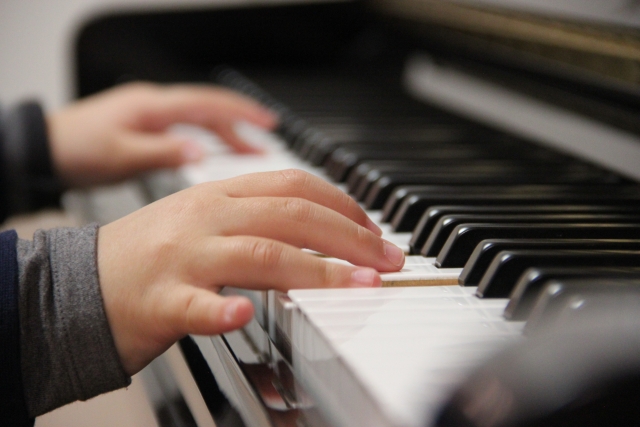 ピアノを弾くこども