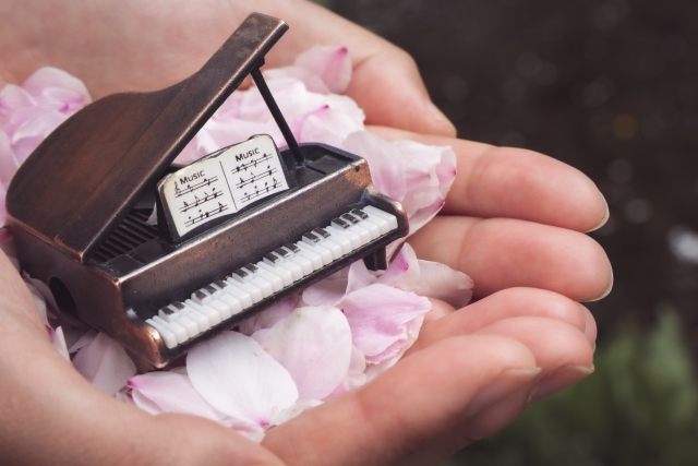 花びらとピアノ